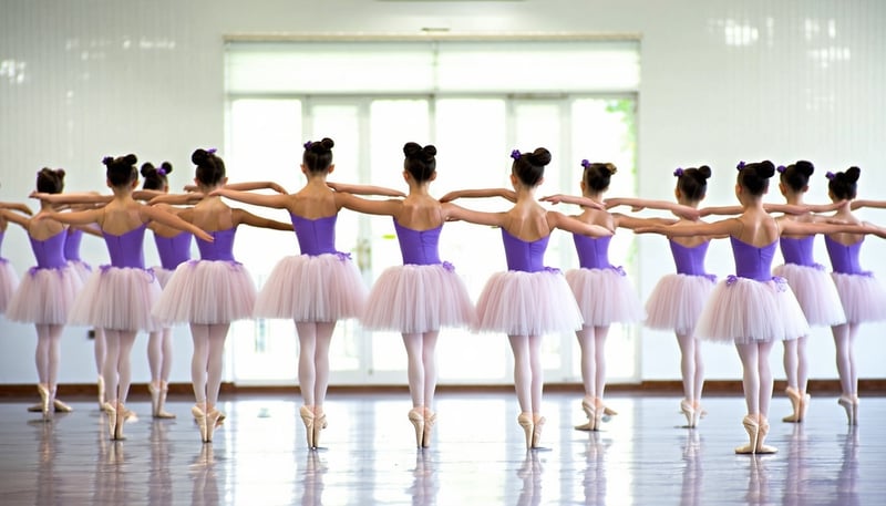 Sala de aula do Studio Jacy Brasileiro com alunos praticando ballet.